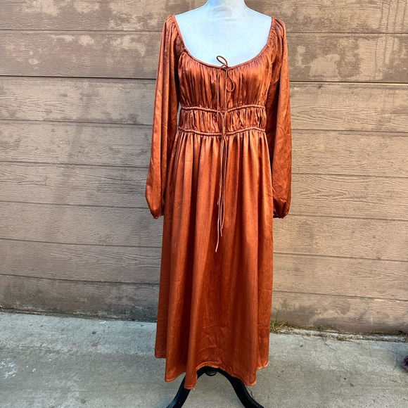 LUSH satin maxi - Picture 2 of 11